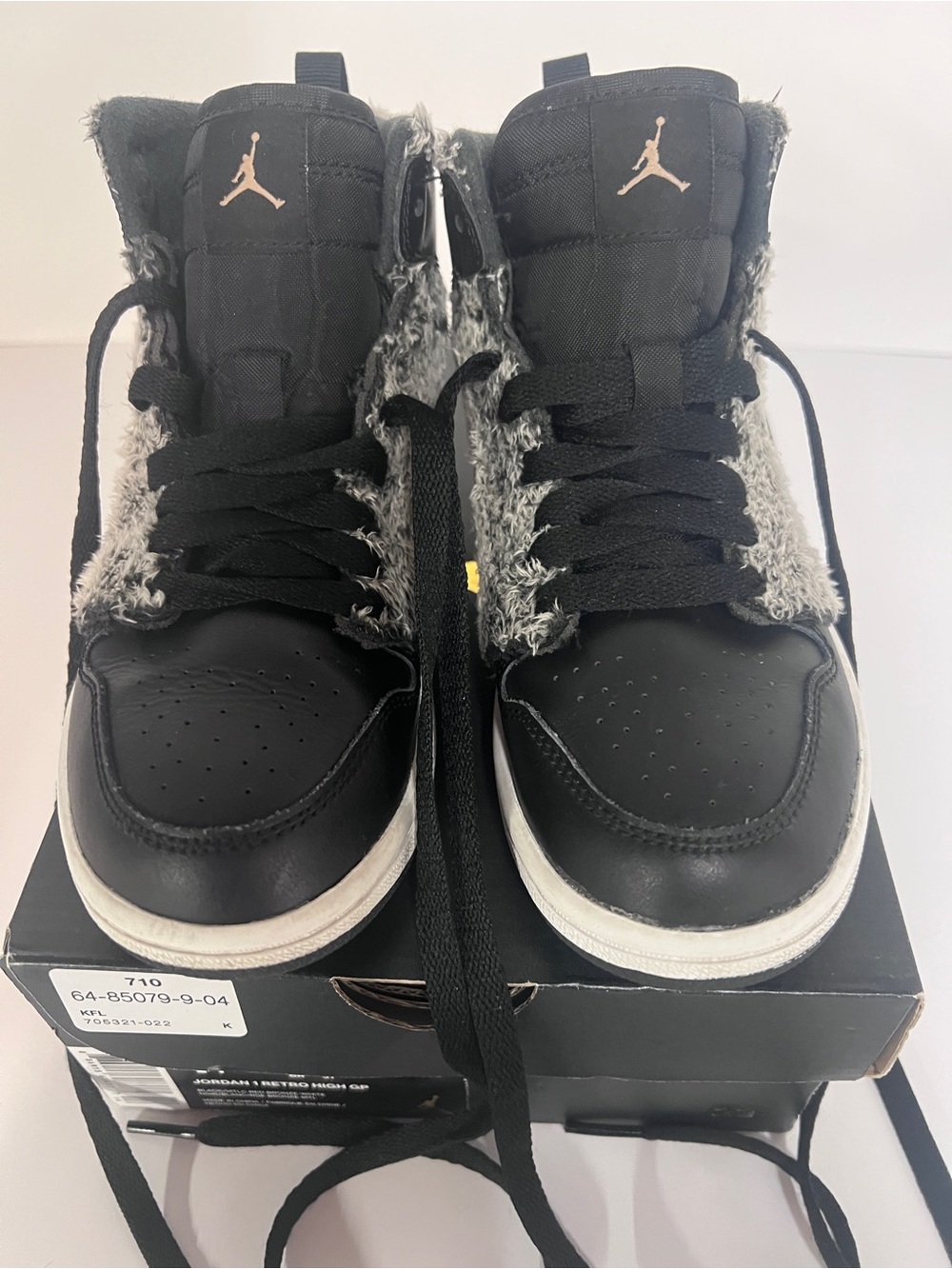 Jordan 1 Retro High-Top Sneakers w/ Fleece Trim- black/grey/rose gold size 1Y